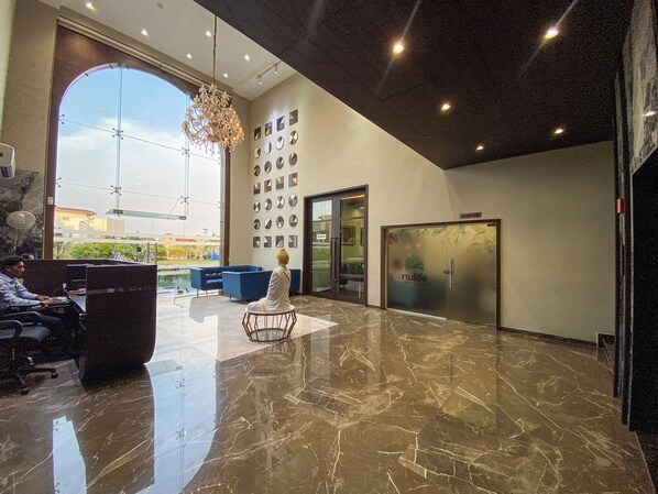 Voorkant accommodatie - avond/nacht