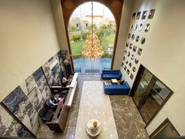 Fachada de la propiedad por la tarde o noche