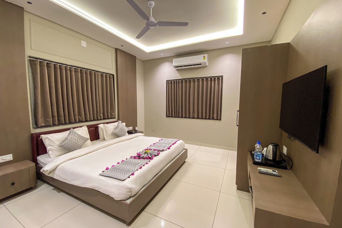 Double Room Single Use, Garden View | In-room safe, iron/ironing board (on request), WiFi (free), bed sheets