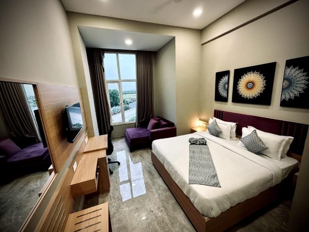 Executive Double Room, Pool View | In-room safe, iron/ironing board, free WiFi, bed sheets