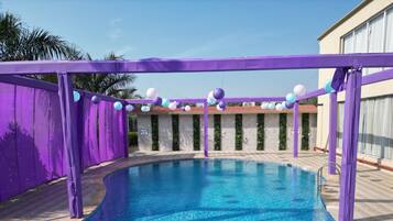 Fachada da propriedade à noite