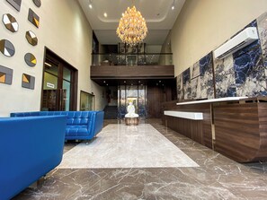 Fachada da propriedade à noite