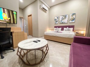 Een kluis op de kamer, een strijkplank/strijkijzer, gratis wifi