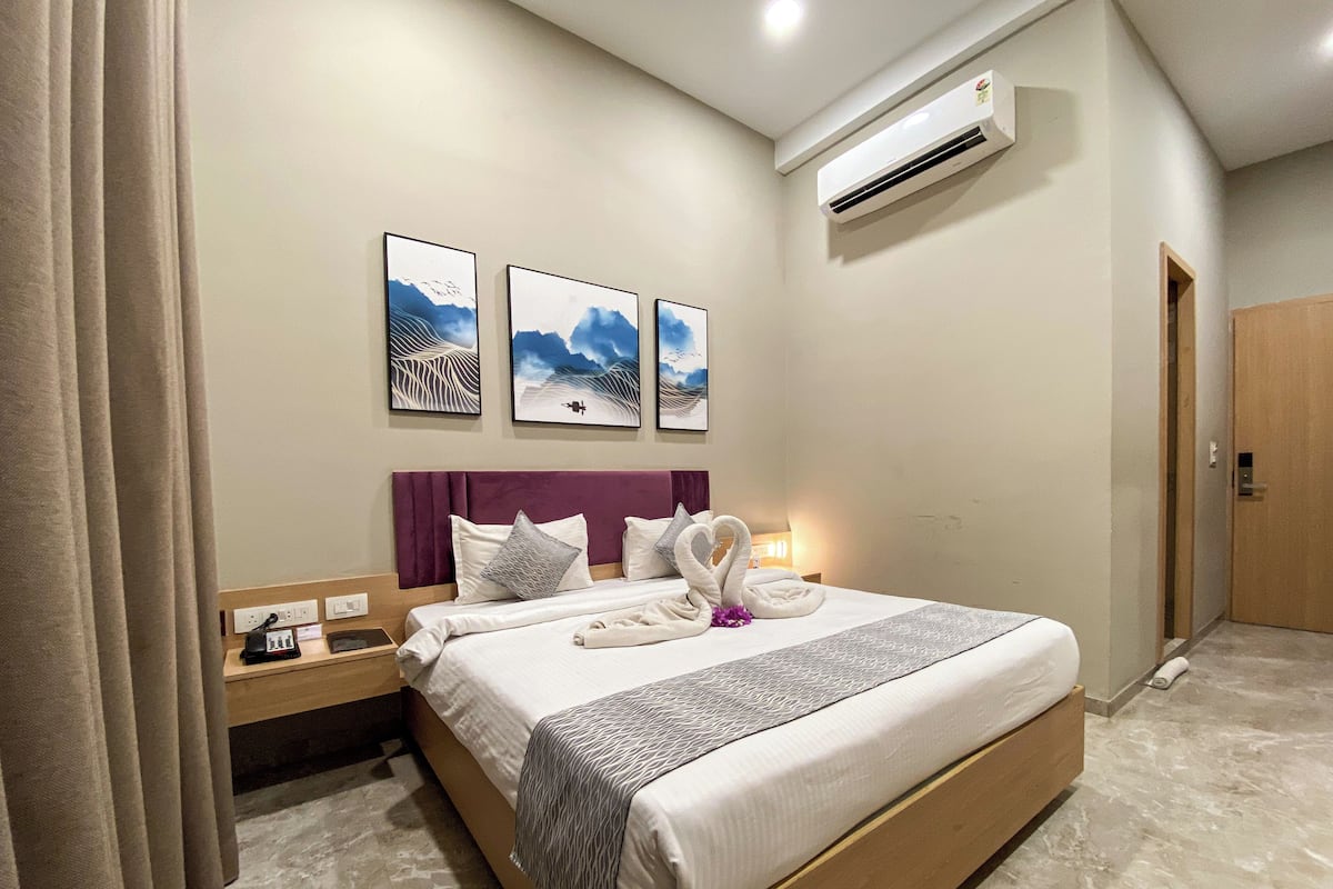 Executive Double Room, Pool View | In-room safe, iron/ironing board (on request), WiFi (free), bed sheets