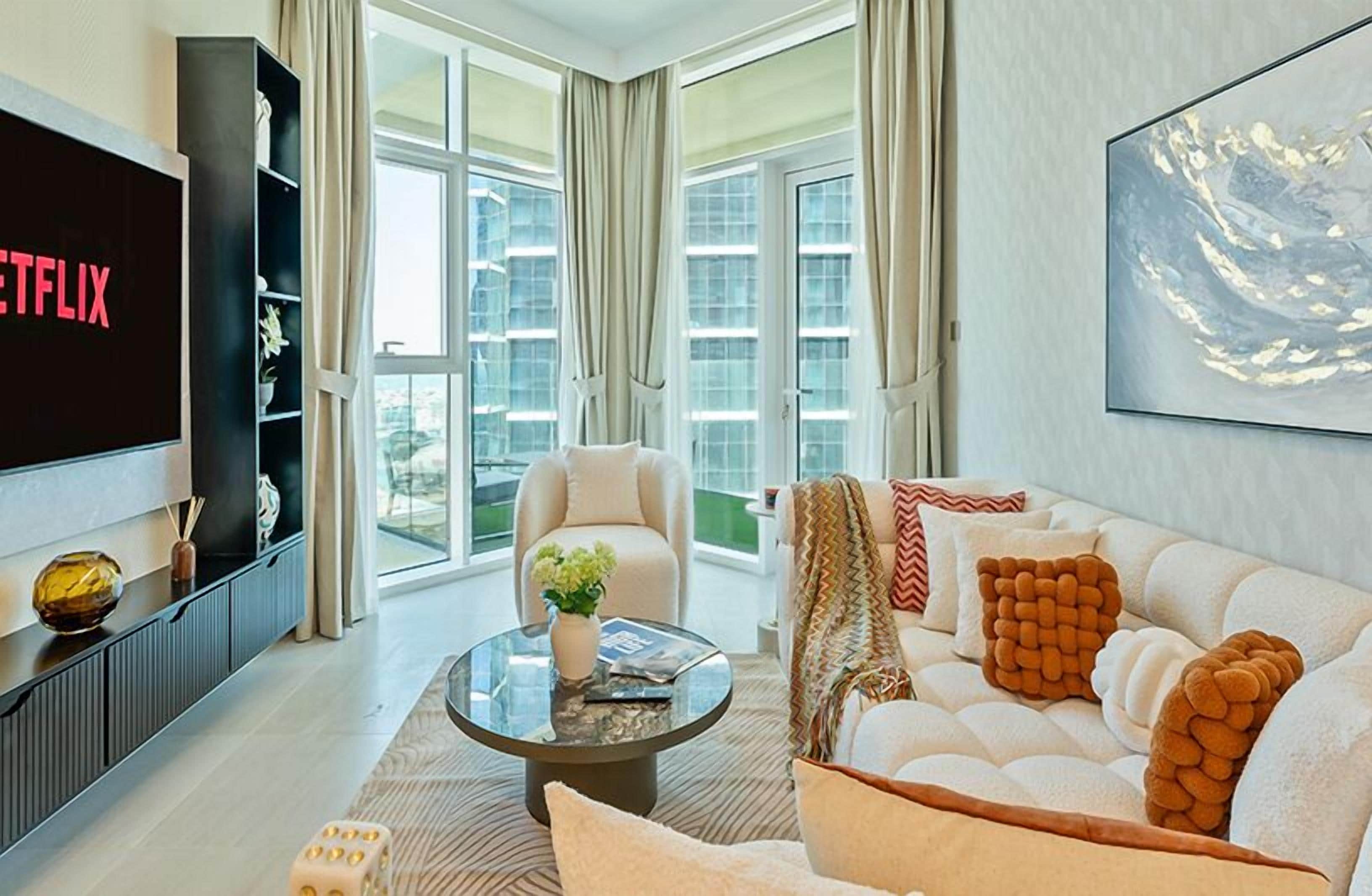 65–tuumainen äly-TV, jossa digitaalikanavat