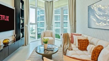 En 65-tommers smart-TV med digitale kanaler