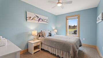 3 bedrooms, desk, iron/ironing board, WiFi (free)