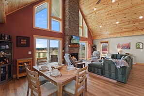 Smart TV, fireplace, offices - A peaceful hilltop escape with panoramic views, modern comforts, cozy bedrooms, a full kitchen, and horse accommodations—just minutes from Trumansburg, Taughannock Falls, Cornell, and the wine trails. (Trumansburg)