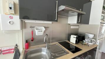 Kühlschrank, Mikrowelle, Herdplatte, Geschirrspüler