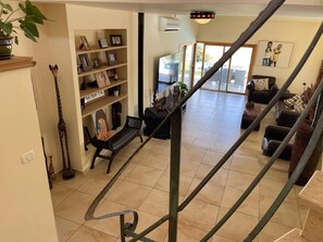 Smart TV, fireplace, ping pong, books