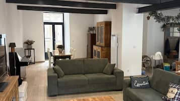 Smart TV, fireplace, stereo