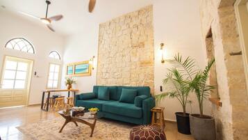 Apartment, eigener Pool | Wohnbereich | 65-Zoll-Smart-TV mit Kabelempfang