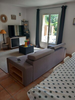 Télévision, cheminée, lecteur de DVD, baby-foot