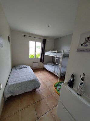 4 dormitorios, tabla de planchar con plancha, cuna de viaje