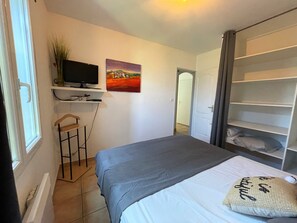 4 bedrooms, iron/ironing board, travel cot, bed sheets