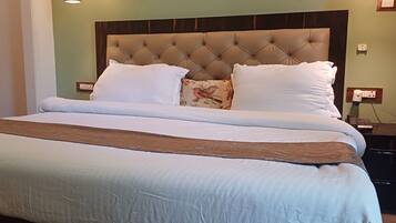 Habitación básica, balcón, vistas al jardín | Sábanas de algodón egipcio y ropa de cama de alta calidad