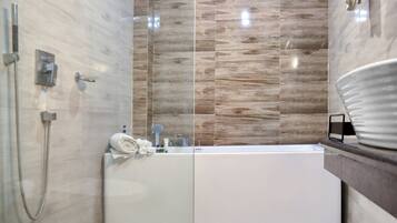 Kamar Superior, balkon, pemandangan kebun | Kamar mandi | Shower, pancuran hujan, perlengkapan mandi gratis, dan handuk