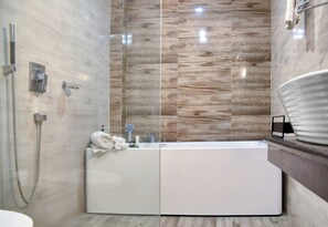 Superior Room, Balcony, Garden View | Bathroom | Shower, rainfall showerhead, free toiletries, towels