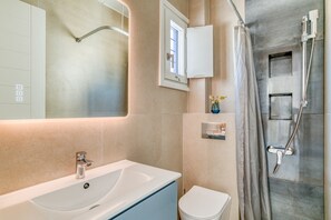 Een douche, een haardroger, handdoeken, zeep