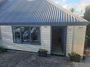 Exterior detail - Relax and enjoy the North Shore in this cozy and stylish unit. (Auckland)