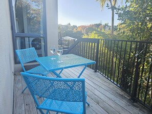 Outdoor dining - Relax and enjoy the North Shore in this cozy and stylish unit. (Auckland)