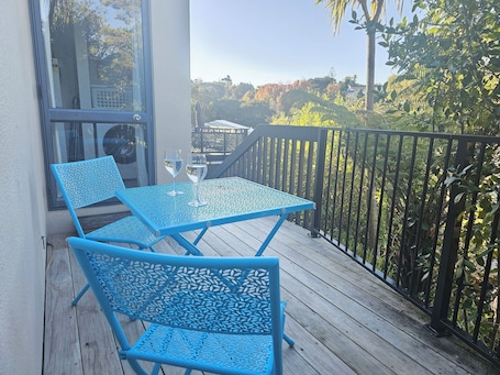 Outdoor dining. Relax and enjoy the North Shore in this cozy and stylish unit.