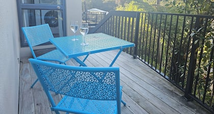 Relax and enjoy the North Shore in this cozy and stylish unit.