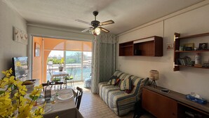 Living area - Charming 2-room in Sète with private parking, canal view (Sète)