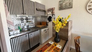 Private kitchen - Charming 2-room in Sète with private parking, canal view (Sète)