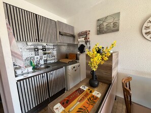 Réfrigérateur, micro-ondes, plaque de cuisson, cafetière/bouilloire