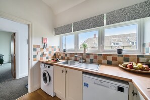 Kylskåp, mikrovågsugn, spishäll och diskmaskin