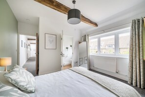 3 bedrooms, iron/ironing board, Internet, bed sheets - Betty's Barn -  sleeps 5 guests  in 3 bedrooms (Evershot)