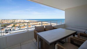 A balcony with a view of the sea and a cityscape. - ValrasLoc Panarea with Large Terrace (Valras-Plage)