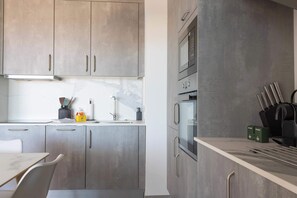 Geladeira, micro-ondas, fogão, cooktop