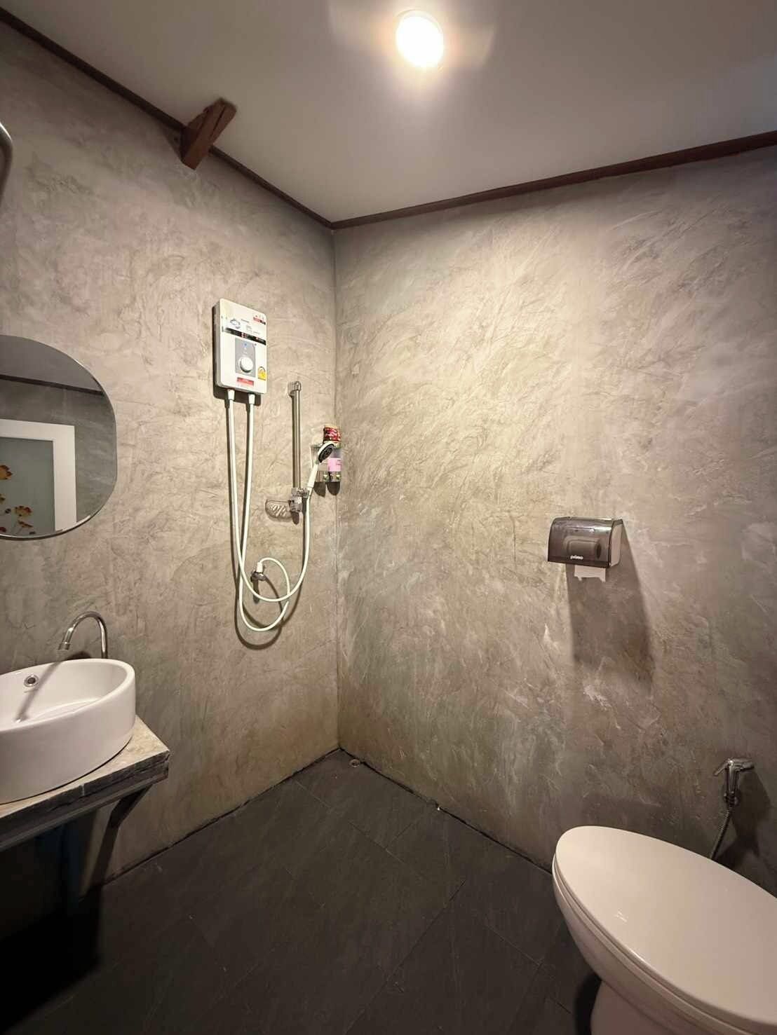Chambre Double Confort, 1 très grand lit, salle de bains privée | Salle de bain | Douche, serviettes fournies