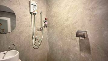 Chambre Double Confort, 1 trÚs grand lit, salle de bains privée | Salle de bain | Douche, serviettes fournies