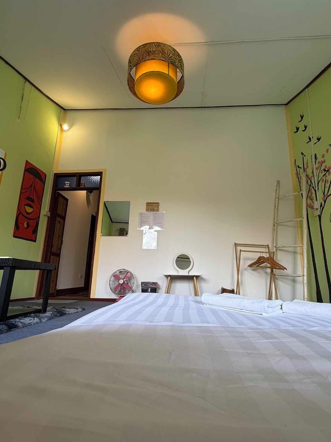ห้องเบสิกดับเบิล, เตียงคิงไซส์ 1 เตียง | Wi-Fi ฟรี, ผ้าปูที่นอน