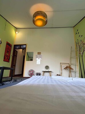 Basic-Doppelzimmer, 1 King-Bett | Kostenloses WLAN, Bettwäsche
