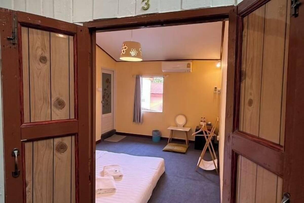 WiFi (free), bed sheets