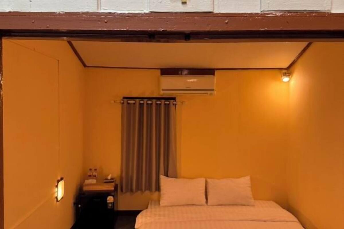 WiFi (free), bed sheets