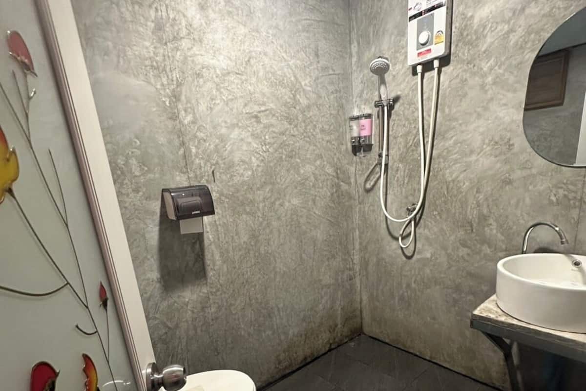 Comfort Double Room, 1 King Bed, Private Bathroom | Bathroom | Shower, towels