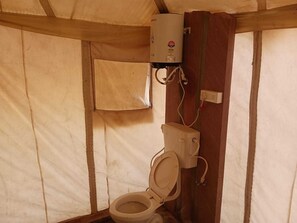 Glamping Tents | Salle de bain | Douche, serviettes fournies, papier de toilette