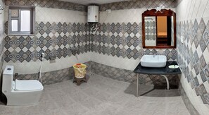 Village Huts | Baðherbergi | Sturta, handklæði, salernispappír