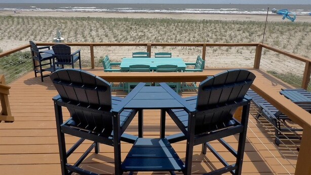 Terraza con mobiliario exterior con vista a la playa.