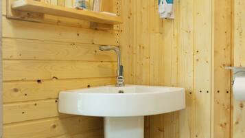 Standard-Zweibettzimmer | Badezimmer | Kostenlose Toilettenartikel, Haartrockner, Bidet, Handtücher