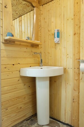 Standard Twin Room | Bathroom