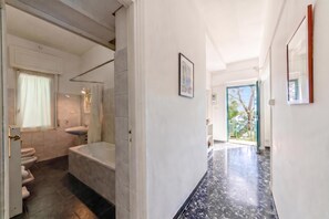 Ένα σύγχρονο μπάνιο με μπανιέρα, τουαλέτα και νιπτήρα.