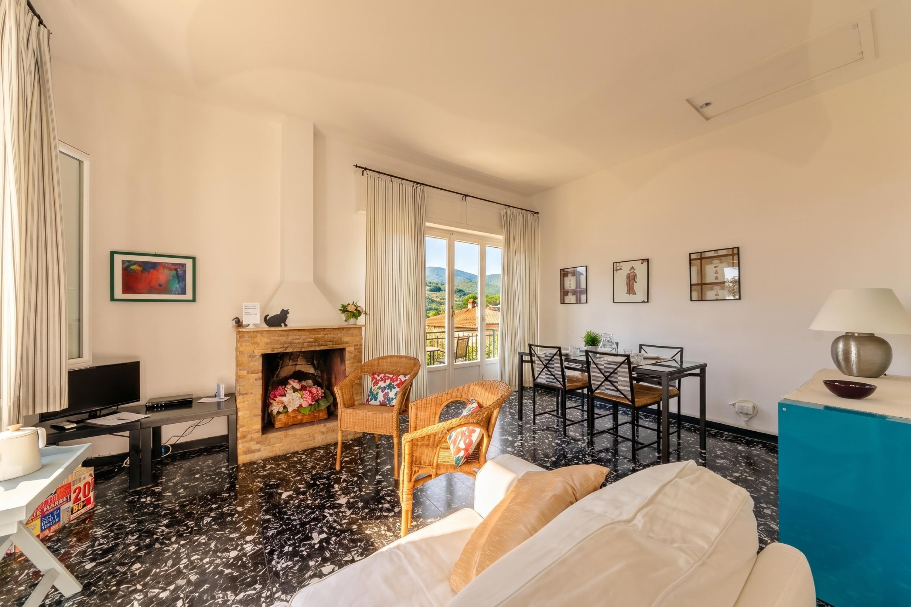 Standard Apartment, Multiple Bedrooms (Lovely Flat in Monterosso) | Living area | 21-inch flat-screen TV with cable channels
