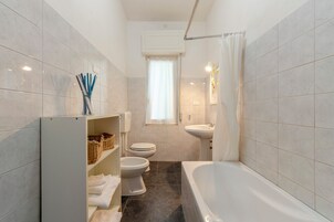Standard Apartment, Multiple Bedrooms (Lovely Flat in Monterosso) | Bathroom | Shower, hair dryer, bidet, towels