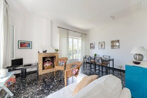 Leilighet – standard, flere soverom (Lovely Flat in Monterosso) | Oppholdsområde | En 21-tommers Flatskjerm-TV med kabel-kanaler